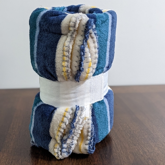 NEW Blue Retro Stripes Super Soft Plush Throw Blanket , 50 in. x 60 in. - Picture 2 of 3